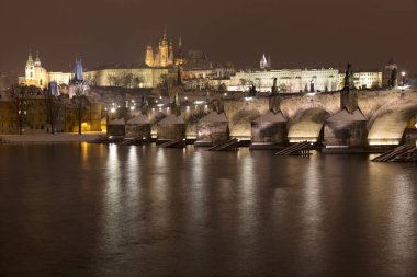 Gotik Castle, Aziz Nicholas Katedrali ve Charles Köprüsü, Çek Cumhuriyeti ile gece karlı Prag Lesser Town