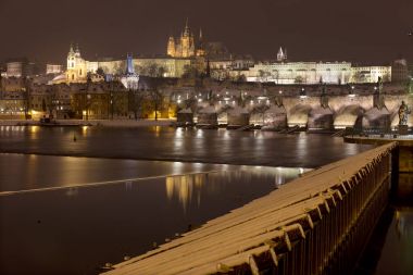 Gotik Castle, Aziz Nicholas Katedrali ve Charles Köprüsü, Çek Cumhuriyeti ile gece karlı Prag Lesser Town