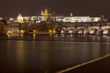 Gotik Castle, Aziz Nicholas Katedrali ve Charles Köprüsü, Çek Cumhuriyeti ile gece karlı Prag Lesser Town