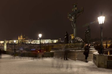 Köprü kule ve Aziz Nicholas Katedrali gelen Charles Bridge, Çek Cumhuriyeti ile gece karlı Prag Lesser Town