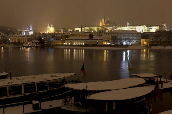 Éjszakai havas Prága Kisoldal gótikus kastéllyal, Szent Miklós székesegyház, Cseh Köztársaság — Stock Fotó