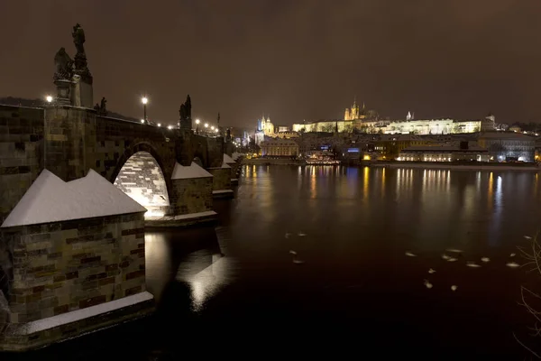 Noche nevada Praga Ciudad Menor con castillo gótico, Catedral de San Nicolás y Puente de Carlos, República Checa — Foto de Stock