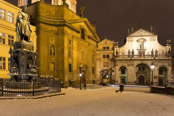 Bronze statue of the eleventh Czech King and Roman Emperor Charles IV. in night snowy Prague with Prague Castle near Charles Bridge, Czech Republic — Stock Photo, Image