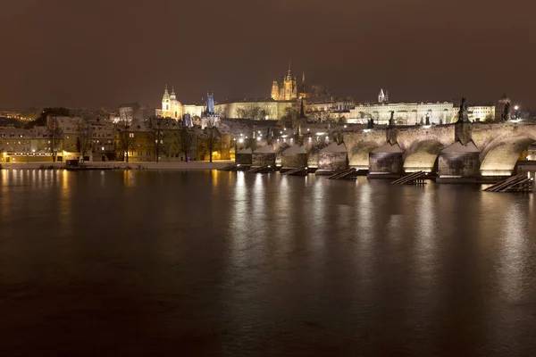 Gotik Castle, Aziz Nicholas Katedrali ve Charles Köprüsü, Çek Cumhuriyeti ile gece karlı Prag Lesser Town