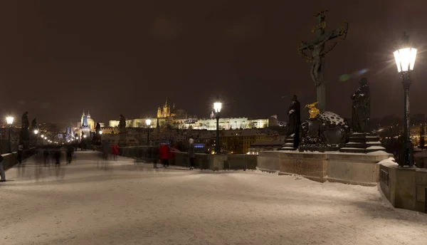 Köprü kule ve Aziz Nicholas Katedrali gelen Charles Bridge, Çek Cumhuriyeti ile gece karlı Prag Lesser Town — Stok fotoğraf