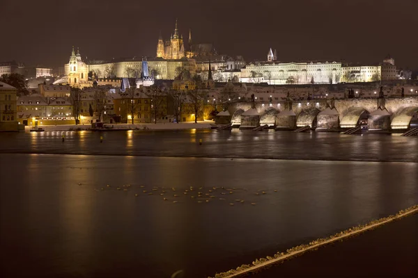 Nachtverschneite Prager Kleinstadt mit gotischer Burg, Nikolaikathedrale und Karlsbrücke, Tschechische Republik — Stockfoto