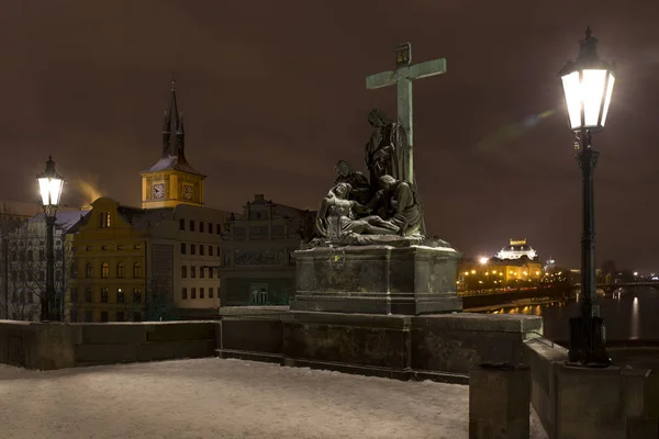 Besneeuwde Praagse oude stad vanaf de Karelsbrug boven de rivier de Vltava, Tsjechië — Stockfoto