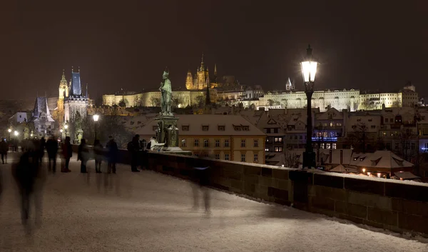 Νύχτα χιονισμένη Πράγα Μάλα Στράνα με καθεδρικό ναό γέφυρα πύργος και το St Nicholas από Charles Bridge, Δημοκρατία της Τσεχίας — Φωτογραφία Αρχείου