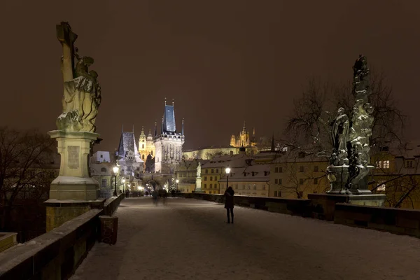 Вночі snowy Празі Страна з мостові вежі і Святого Миколая собору від Карлового мосту, Чехія — стокове фото