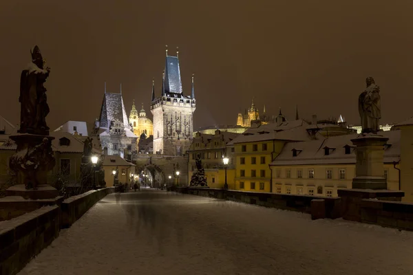 Noche nevada Praga Ciudad Pequeña con la Torre del Puente y la Catedral de San Nicolás desde el Puente de Carlos, República Checa — Foto de Stock