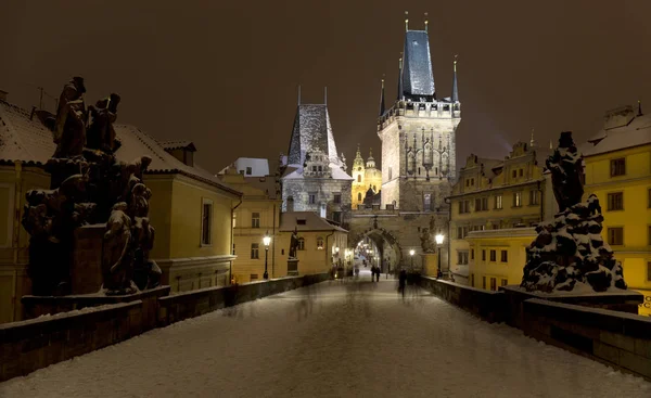 Noční zasněžené městečko Praha-město s katedrálou svatého Mikuláše z Karlova mostu — Stock fotografie