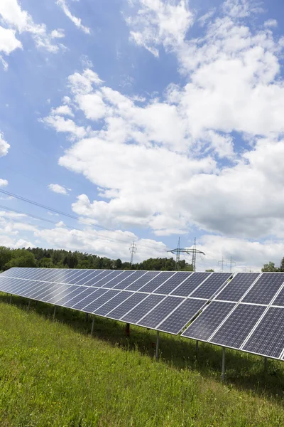 Solkraftverk i vår natur — Stockfoto