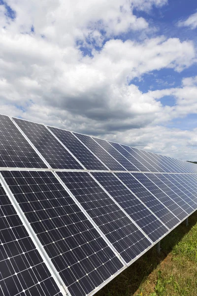 Solkraftverk i vår natur — Stockfoto