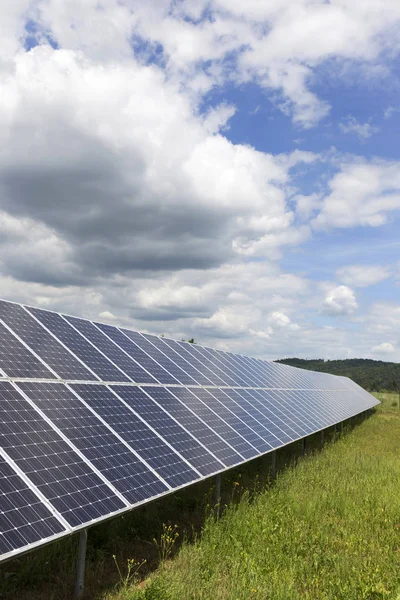 Solární elektrárna na jaře příroda — Stock fotografie