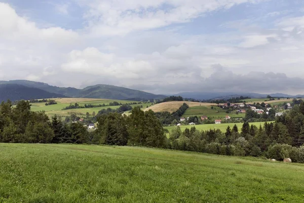 Beskydy の田園地帯、北ボヘミア、チェコ共和国で美しい山々 — ストック写真