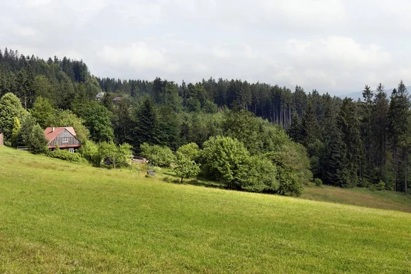 Beskidzkiej wsi, gór północy Czech, Republika Czeska — Zdjęcie stockowe