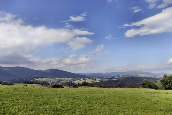 Beskydy の田園地帯、北ボヘミア、チェコ共和国で美しい山々 — ストック写真