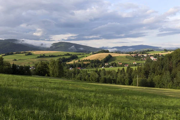 Klare Landschaft von beskydy, die schönen Berge in Nordostböhmen, Tschechische Republik — Stockfoto