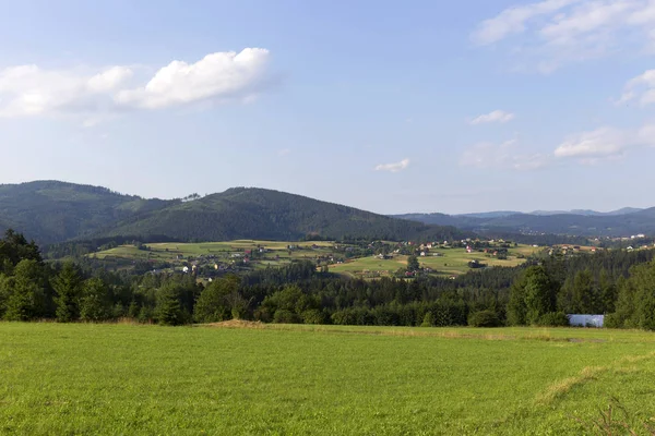 Beskydy、北東ボヘミア、チェコ共和国で美しい山々 から田園地帯をクリアします。 — ストック写真