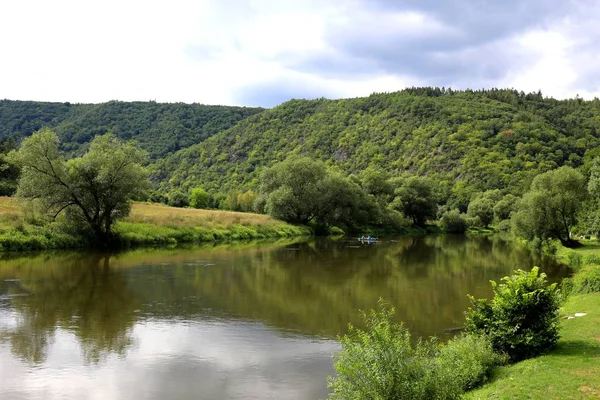 Vidéki mentén a Berounka folyó, Közép-Bohémia, Csehország — Stock Fotó