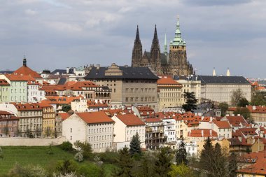 Bahar Prague City ile Gotik Kalesi ve yeşil doğa ve çiçekli ağaçlar, Çek Cumhuriyeti