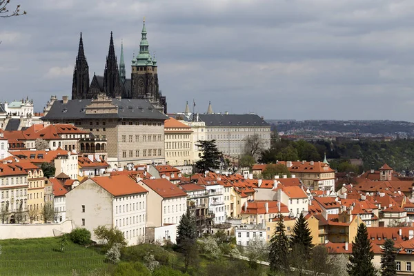 Spring City – miasto Praga z gotyckiego zamku i zieleni i kwitnących drzew, Republika Czeska — Zdjęcie stockowe