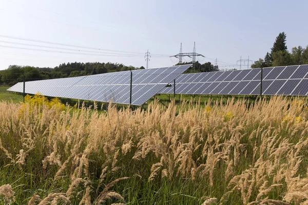 Solaranlage auf der sommerlich blühenden Wiese — Stockfoto