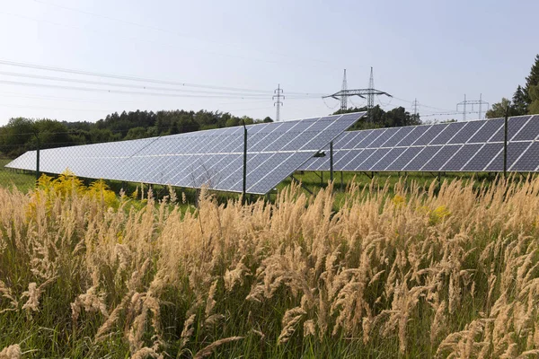 Solární elektrárna na letní louka — Stock fotografie