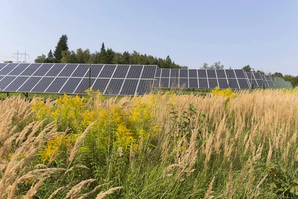 Solar Power Station yaz çayır — Stok fotoğraf