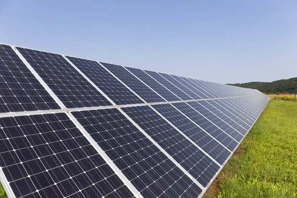 夏の牧草地への太陽光発電所 — ストック写真