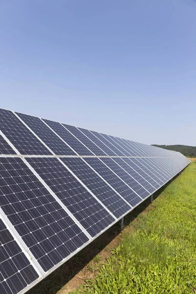 Solar Power Station na lato łąka — Zdjęcie stockowe