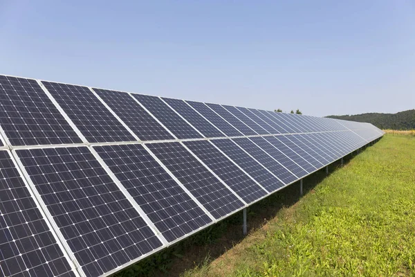 Central de energia solar no prado de verão — Fotografia de Stock