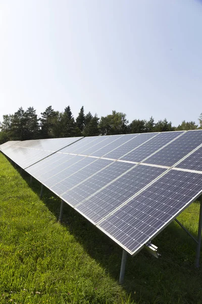 Solar Power Station yaz çayır — Stok fotoğraf