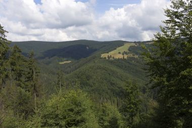 Dağlar Beskydy Kuzey Doğu Bohemia, Çek Cumhuriyeti yaz yeşil kırsal temizleyin