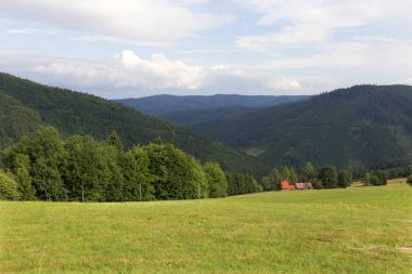 Dağlar Beskydy Kuzey Doğu Bohemia, Çek Cumhuriyeti yaz yeşil kırsal temizleyin