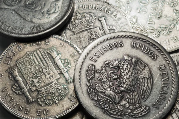 Gamla historiskt silver mynt från hela världen i detalj — Stockfoto