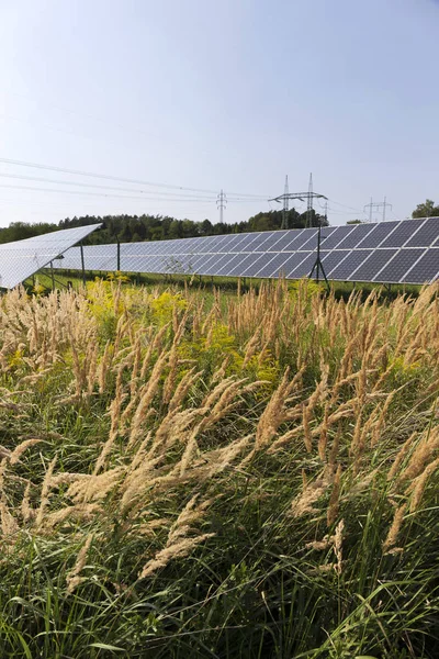 Солнечная электростанция на летнем лугу — стоковое фото