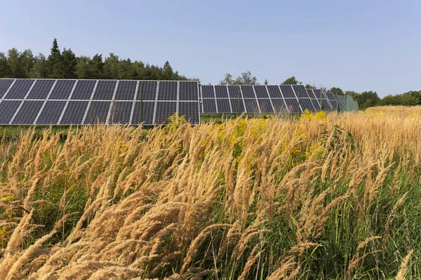 Solar Power Station yaz çayır — Stok fotoğraf