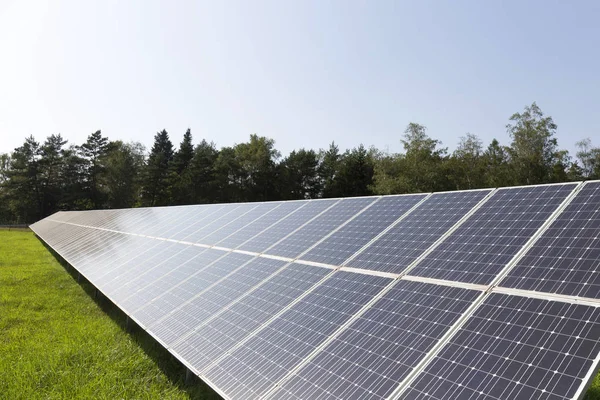 Centrale solaire sur la prairie d'été — Photo