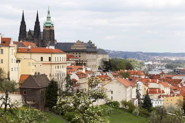 Jaro Prague City s gotického hradu a zelené přírody a kvetoucích stromů, Česká republika — Stock fotografie