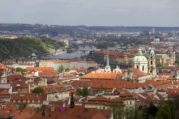 Δείτε για την άνοιξη της Πράγας πόλη με το πράσινο φύση και τα ανθίζοντας δέντρα, Τσεχία — Φωτογραφία Αρχείου