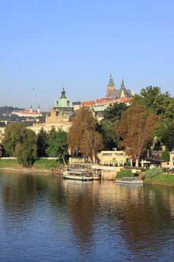Güneşli Lesser Town, Prag Gotik Castle yukarıda Nehri Vltava, Çek Cumhuriyeti ile görüntüleyin