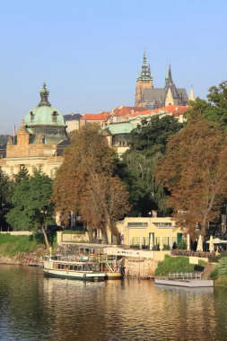 Güneşli Lesser Town, Prag Gotik Castle yukarıda Nehri Vltava, Çek Cumhuriyeti ile görüntüleyin