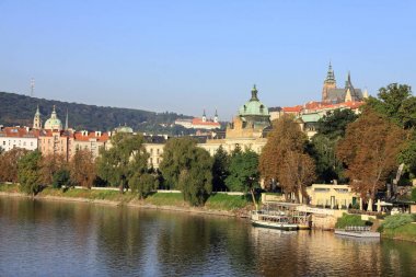 Güneşli Lesser Town, Prag Gotik Castle yukarıda Nehri Vltava, Çek Cumhuriyeti ile görüntüleyin