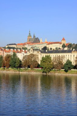 Güneşli Lesser Town, Prag Gotik Castle yukarıda Nehri Vltava, Çek Cumhuriyeti ile görüntüleyin
