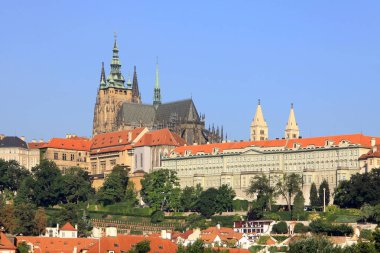 Güneşli Lesser Town, Prag Gotik Castle yukarıda Nehri Vltava, Çek Cumhuriyeti ile görüntüleyin