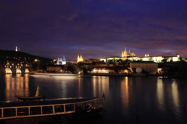 Noche Castillo gótico de Praga con Ciudad Menor de Praga, República Checa — Foto de Stock