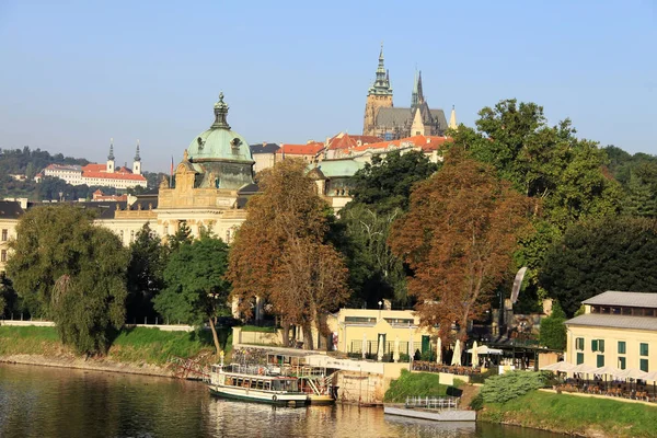 Vista de la soleada Ciudad Menor de Praga con el castillo gótico sobre el río Moldava, República Checa — Foto de Stock