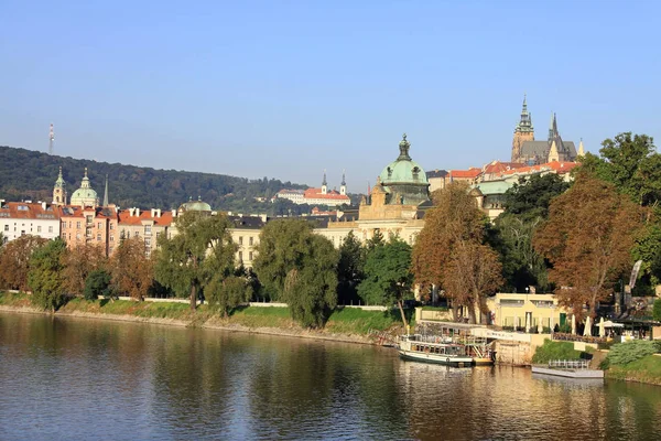Zobrazit na slunné menší město pražské s gotického hradu nad řekou Vltavou, Česká republika — Stock fotografie