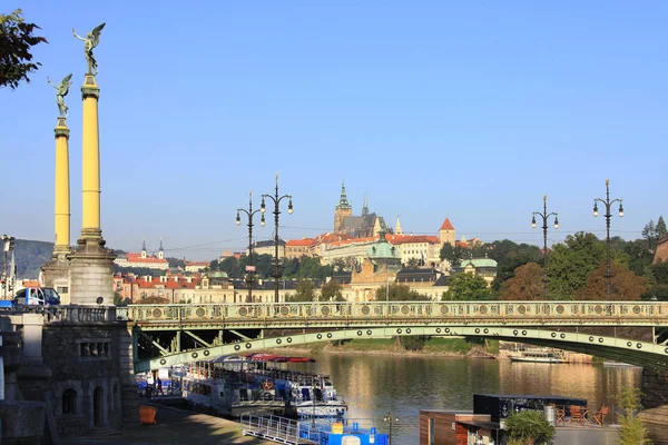 Visa på den soliga mindre stad Prag med gotiska slottet ovanför floden Moldau, Tjeckien — Stockfoto